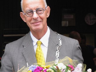 burgemeester met bloemen